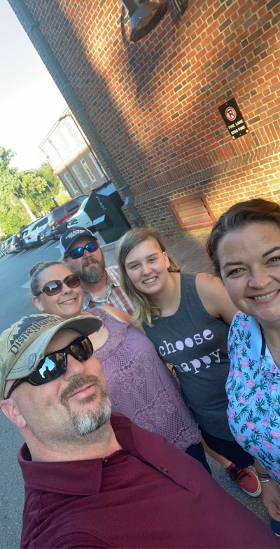 صورة فريق البحث عن الكنز في تشابل هيل